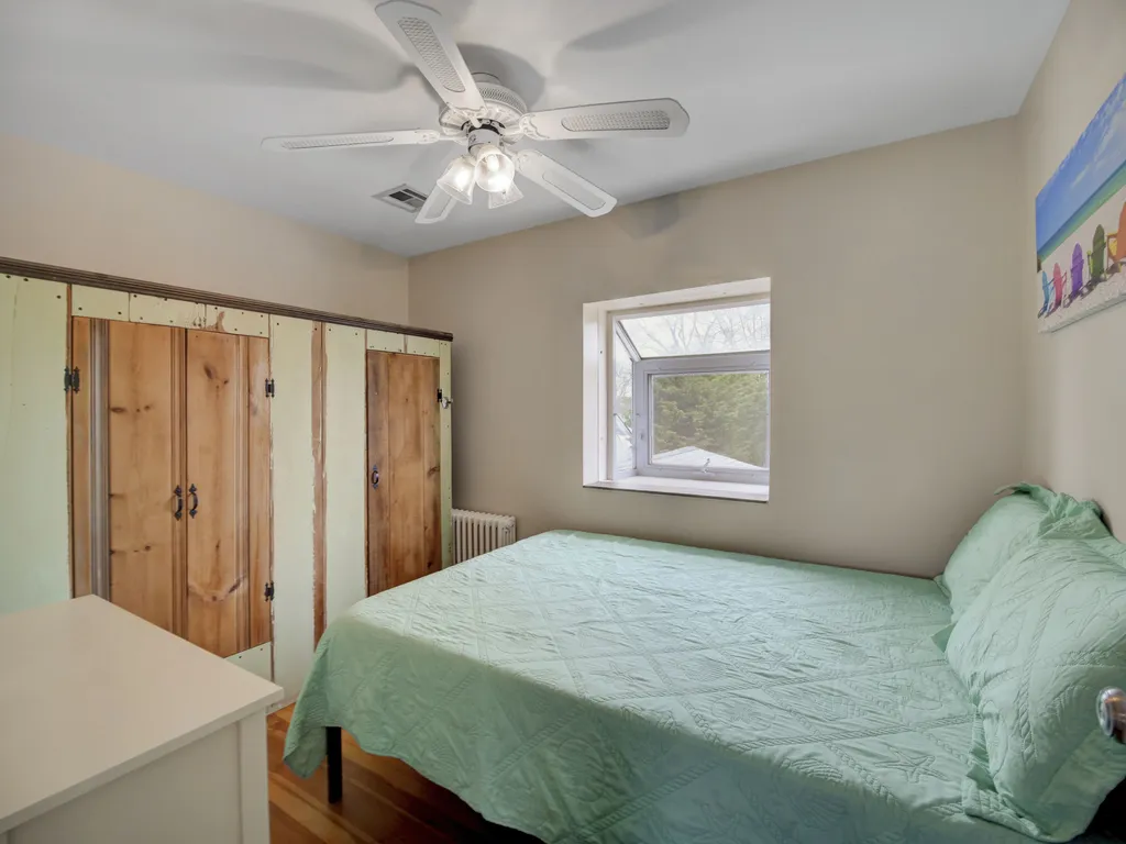 Second bedroom with Full Bed