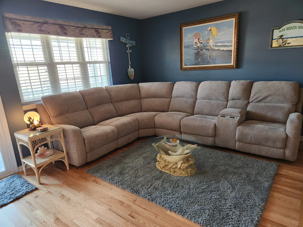 Living room w/3 recliners