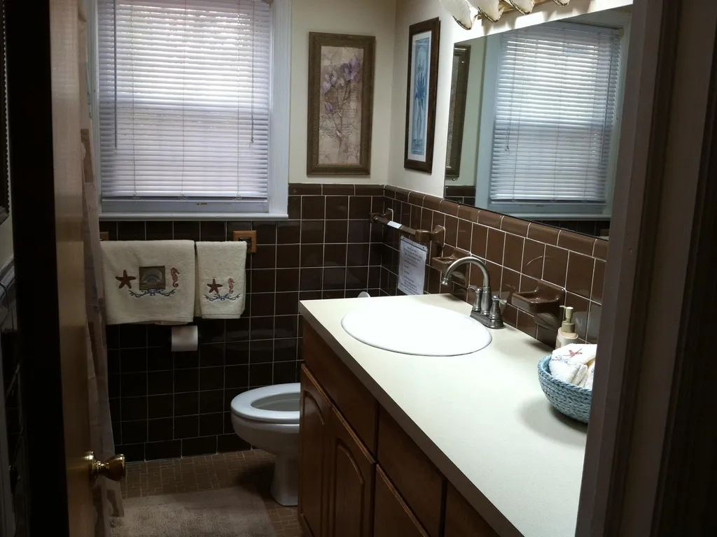 Upstair bathroom with shower/tub
