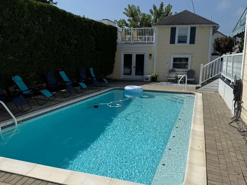 Pool &amp;amp; Guest House