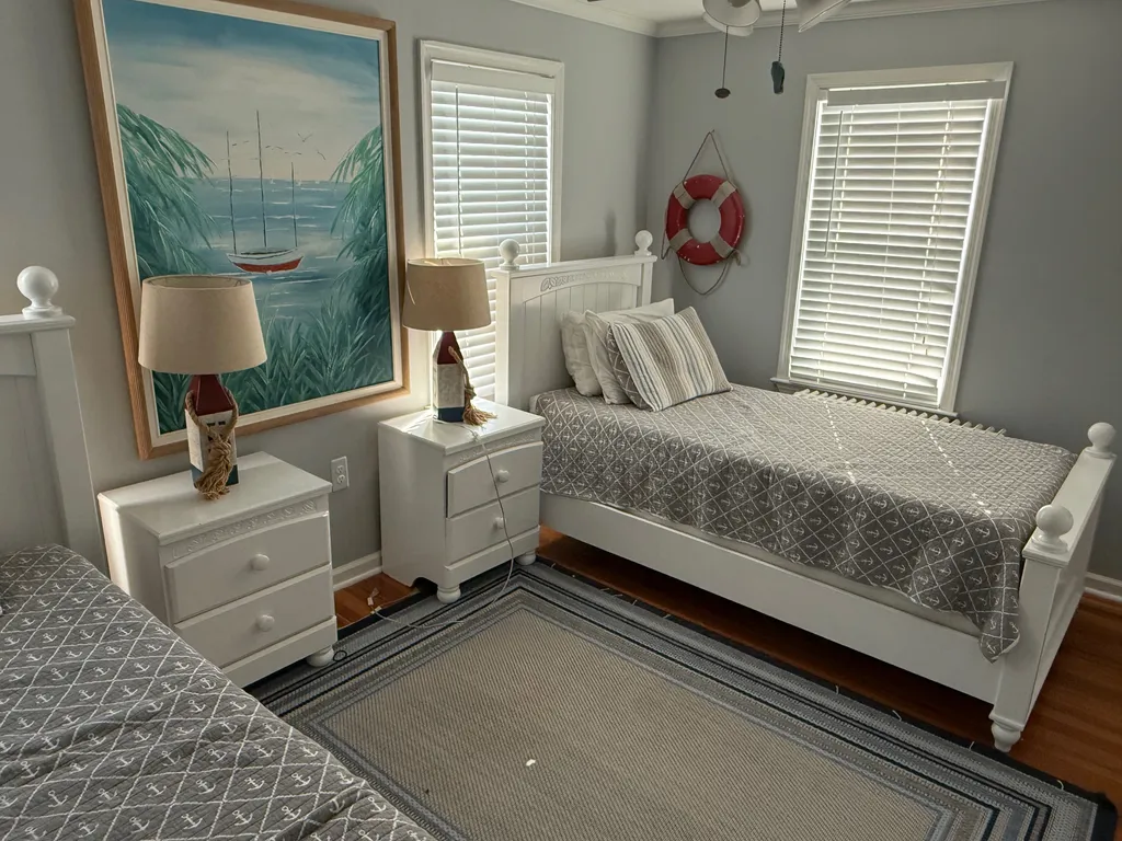 Front Bedroom w Twin Beds