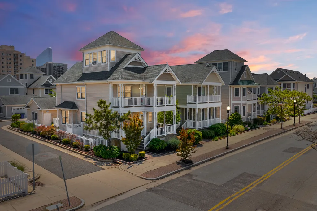 ❤️ Imagine arriving at your very own Beach House the &amp;ldquo;Lucky Beach House&amp;rdquo;! Go to the Beach/Boardwalk right across the street!! So much fun to be had inside and all around, you will have an unforgettable experience!