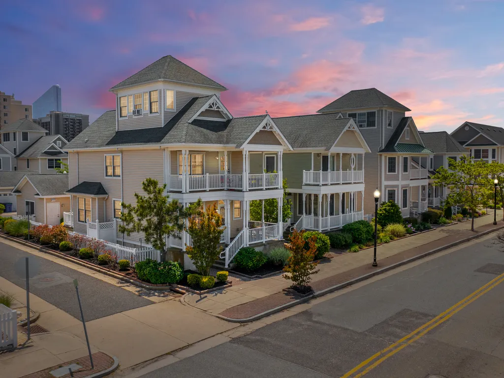 ❤️ Imagine arriving at your very own Beach House the &amp;ldquo;Lucky Beach House&amp;rdquo;! Go to the Beach/Boardwalk right across the street!! So much fun to be had inside and all around, you will have an unforgettable experience!