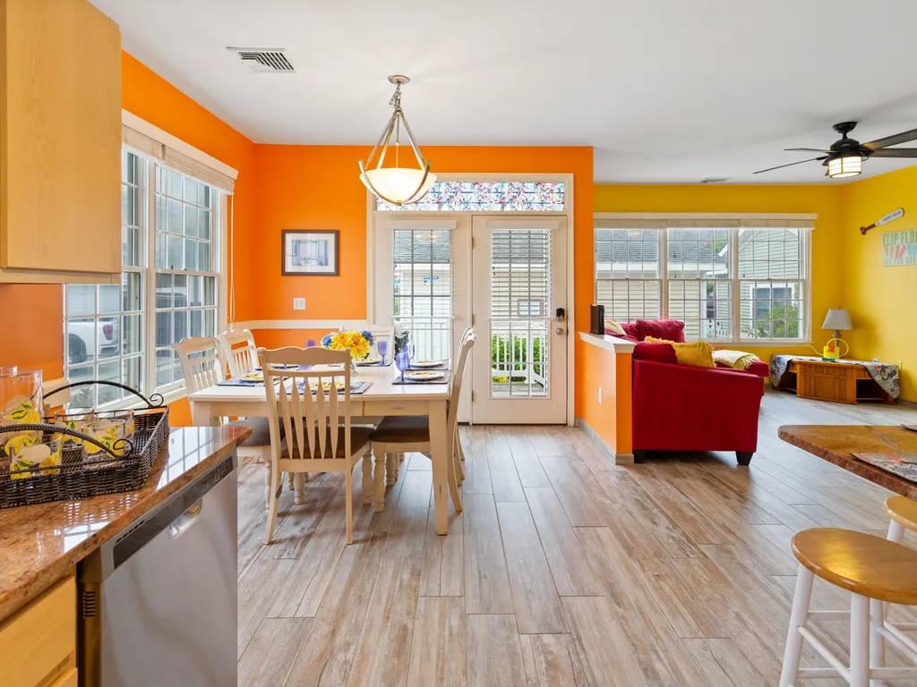 ❤️ Large Living Room with Plenty of Seating, HUGE 70&amp;rdquo; LED HDTV with Free HD HBO!