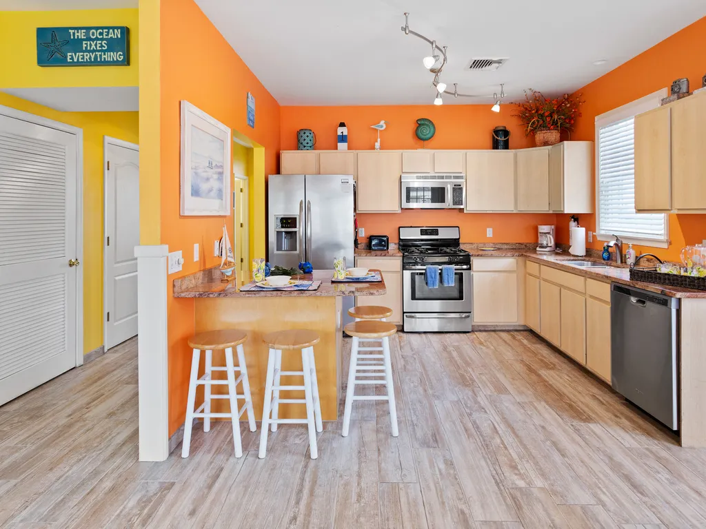 ❤️Exquisite Kitchen Fully Stocked with Essential Cooking and Dinning Needs! WOW!