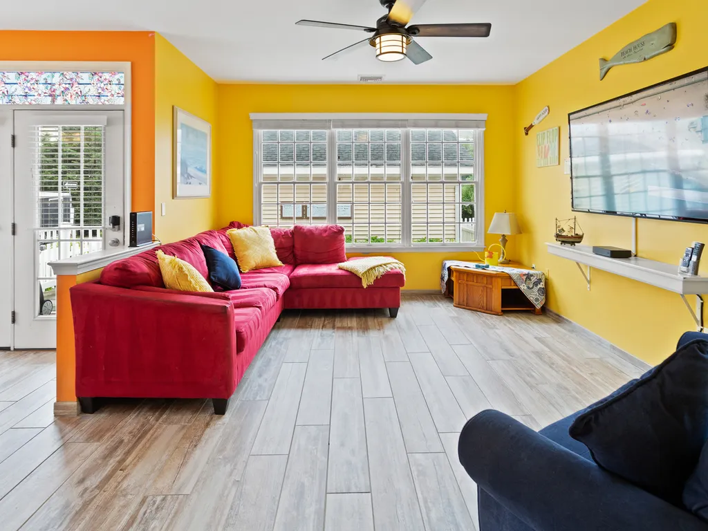❤️Large Living Room with Plenty of Seating, HUGE 70&amp;rdquo; LED HDTV with Free HD HBO!