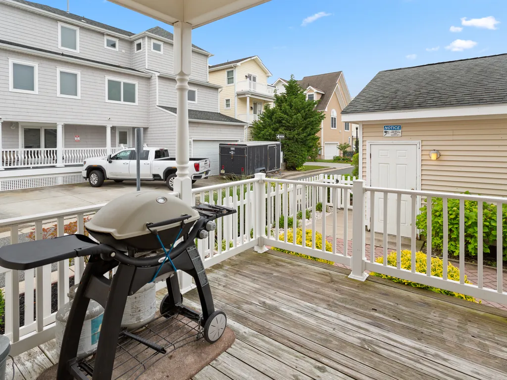 ❤️ Enjoy a Barbeque with family and friends on your very own outside Deck! We supply a large propane Grill and the propane! Imagine yourself grilling on the deck with the stunning views, sounds and smells of the ocean. Tons of fun! 