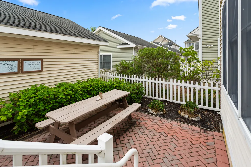 ❤️ Enjoy a Barbeque with family and friends on your very own outside Deck! We supply a large propane Grill and the propane! Imagine yourself grilling on the deck with the stunning views, sounds and smells of the ocean. Tons of fun! 