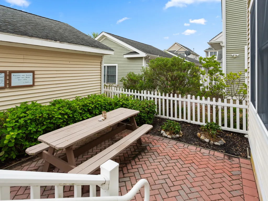 ❤️ Enjoy a Barbeque with family and friends on your very own outside Deck! We supply a large propane Grill and the propane! Imagine yourself grilling on the deck with the stunning views, sounds and smells of the ocean. Tons of fun! 