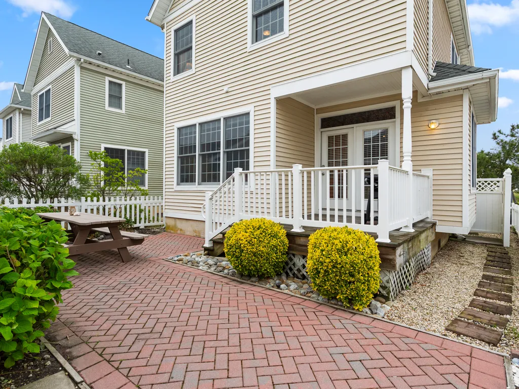 ❤️ Enjoy a Barbeque with family and friends on your very own outside Deck! We supply a large propane Grill and the propane! Imagine yourself grilling on the deck with the stunning views, sounds and smells of the ocean. Tons of fun! 