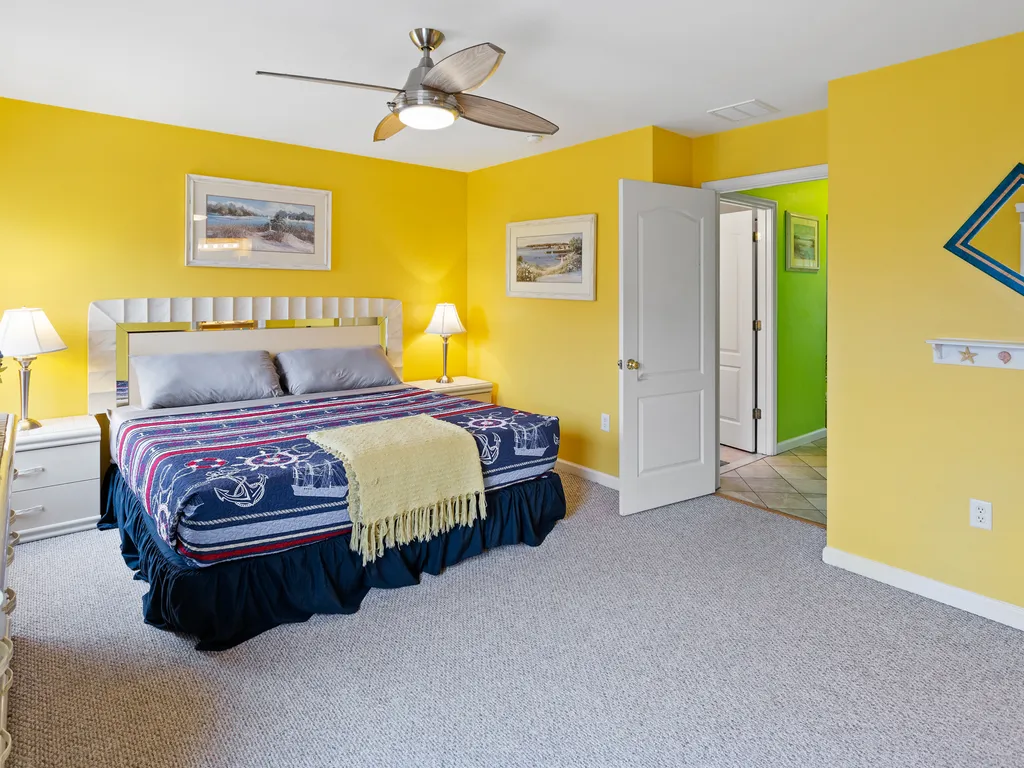 ❤️After a fun day get a Great Nights Rest in your large and comfortable master bedroom! Use the great En-Suite with your own walk-in-shower. No expense was spared in ensuing you can enjoy a high quality King Size mattress and very soft bed linens. 