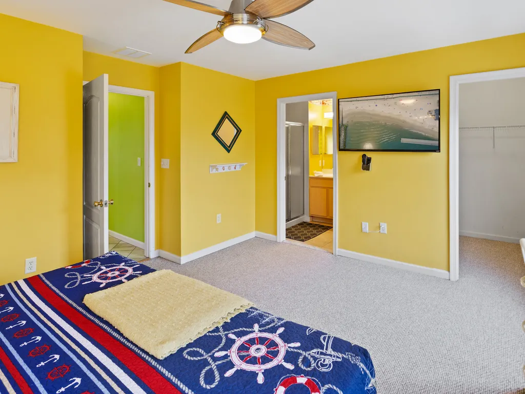 ❤️After a fun day get a Great Nights Rest in your large and comfortable master bedroom! Use the great En-Suite with your own walk-in-shower. No expense was spared in ensuing you can enjoy a high quality King Size mattress and very soft bed linens. 