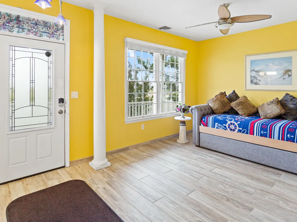 ❤️Enjoy the cozy and fun Greet Room which has a very comfortable Double Day Bed with an XL Twin on top and a regular Twin on bottom. Experience wonderful art and decorations, you will enjoy spending time in this room!