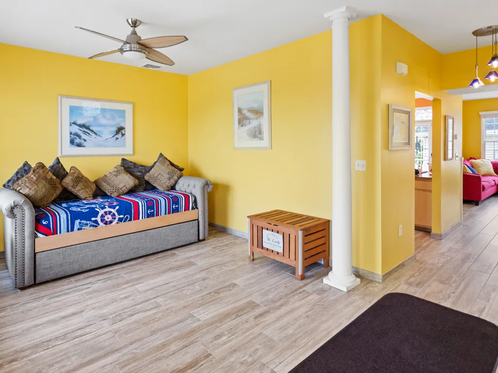 ❤️Enjoy the cozy and fun Greet Room which has a very comfortable Double Day Bed with an XL Twin on top and a regular Twin on bottom. Experience wonderful art and decorations, you will enjoy spending time in this room!