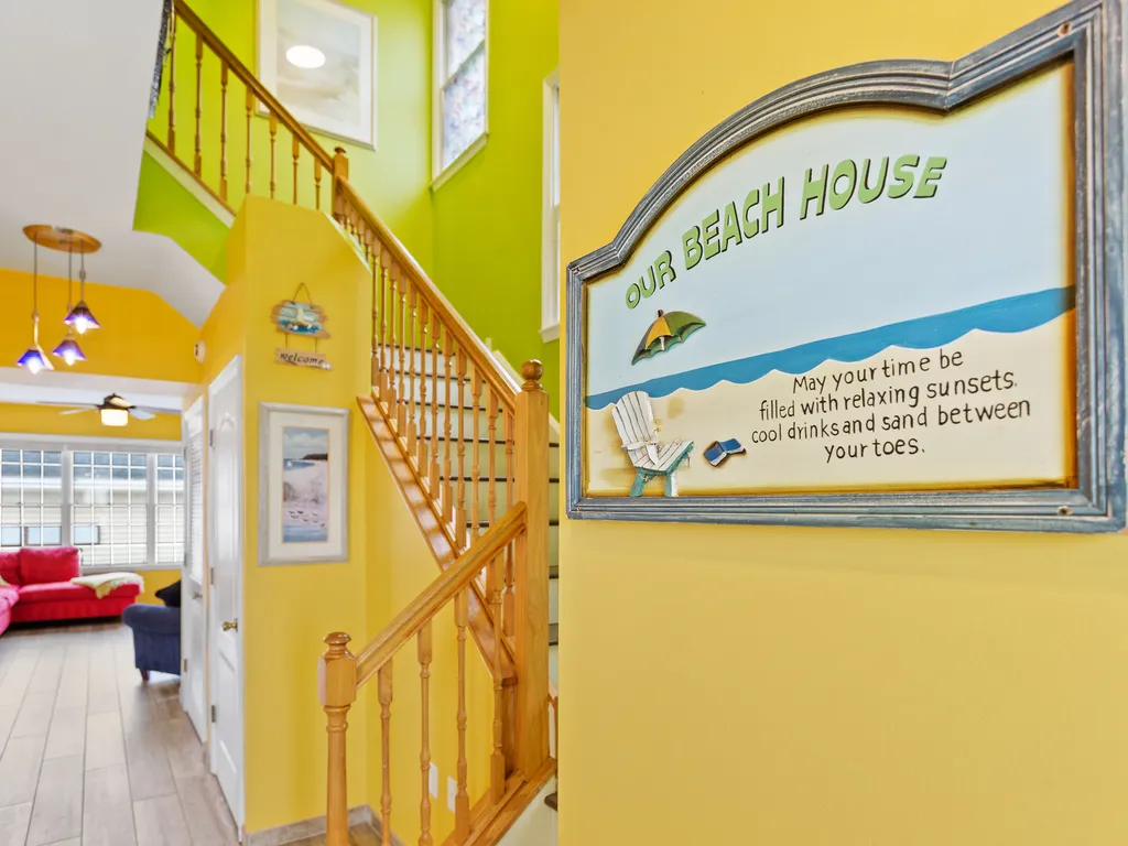❤️ Wonderful entryway into the Lucky Beach House with many amenities to enjoy! 