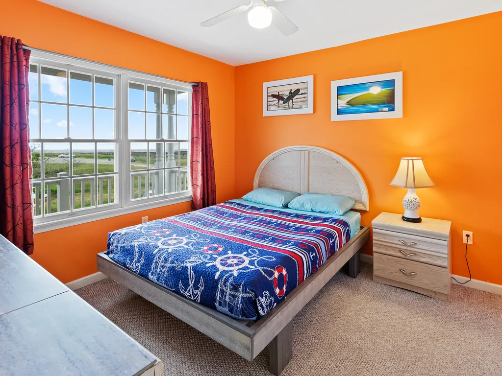 ❤️After a great day out on the town get a Great Nights Rest in your large and comfortable 2nd bedroom! Enjoy great ocean and water views from the window or better yet go out onto the outside deck to enjoy the views and the fresh sea air! 