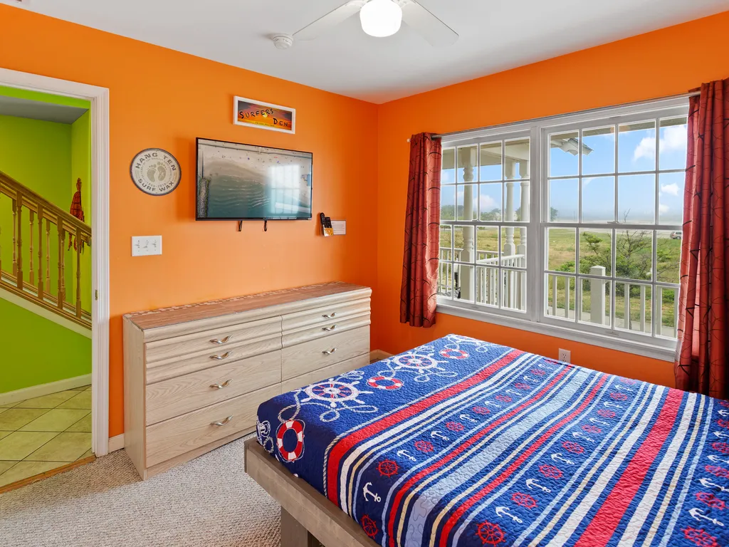❤️After a great day out on the town get a Great Nights Rest in your large and comfortable 2nd bedroom! Enjoy great ocean and water views from the window or better yet go out onto the outside deck to enjoy the views and the fresh sea air! 