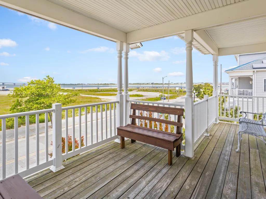 ❤️Experience unforgettable views both day and night from the 2nd floor DECK! The deck is Large with stunning views any time of day or night! Wind down with a glass of wine and enjoy the great Ocean, Water, and City views at The Lucky Beach House! WOW!