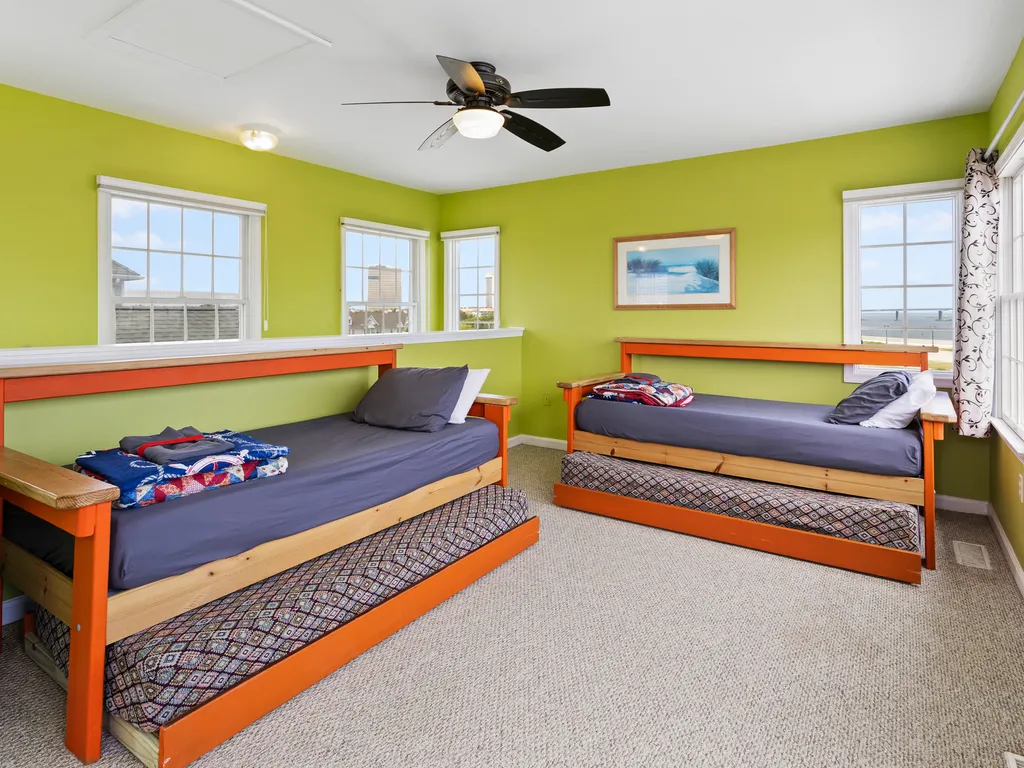 ❤️You will feel like royalty in your THIRD FLOOR loft! Not too many homes have three stories but the Lucky Beach House does!! The bird eye views from this location of the ocean and inlet are incredible, you will not forget it! 