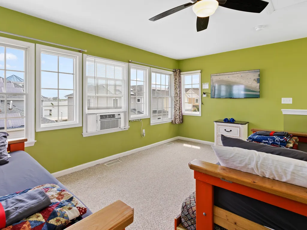 ❤️You will feel like royalty in your THIRD FLOOR loft! Not too many homes have three stories but the Lucky Beach House does!! The bird eye views from this location of the ocean and inlet are incredible, you will not forget it! 