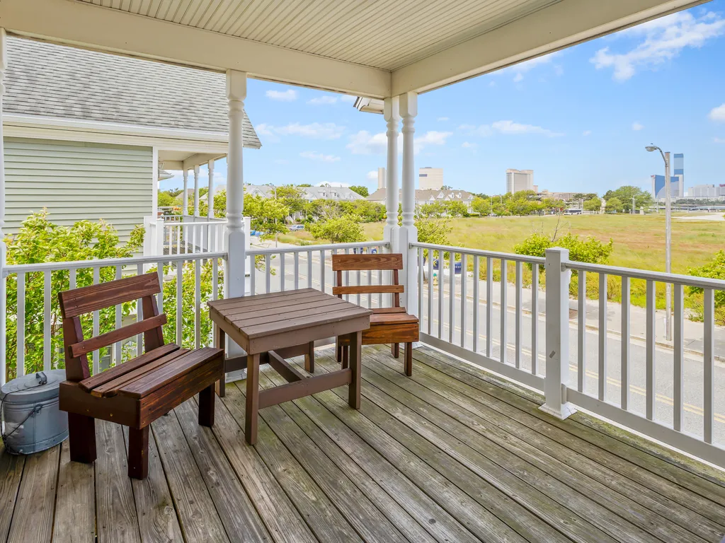 ❤️Experience unforgettable views both day and night from the 2nd floor DECK! The deck is Large with stunning views any time of day or night! Wind down with a glass of wine and enjoy the great Ocean, Water, and City views at The Lucky Beach House! WOW!