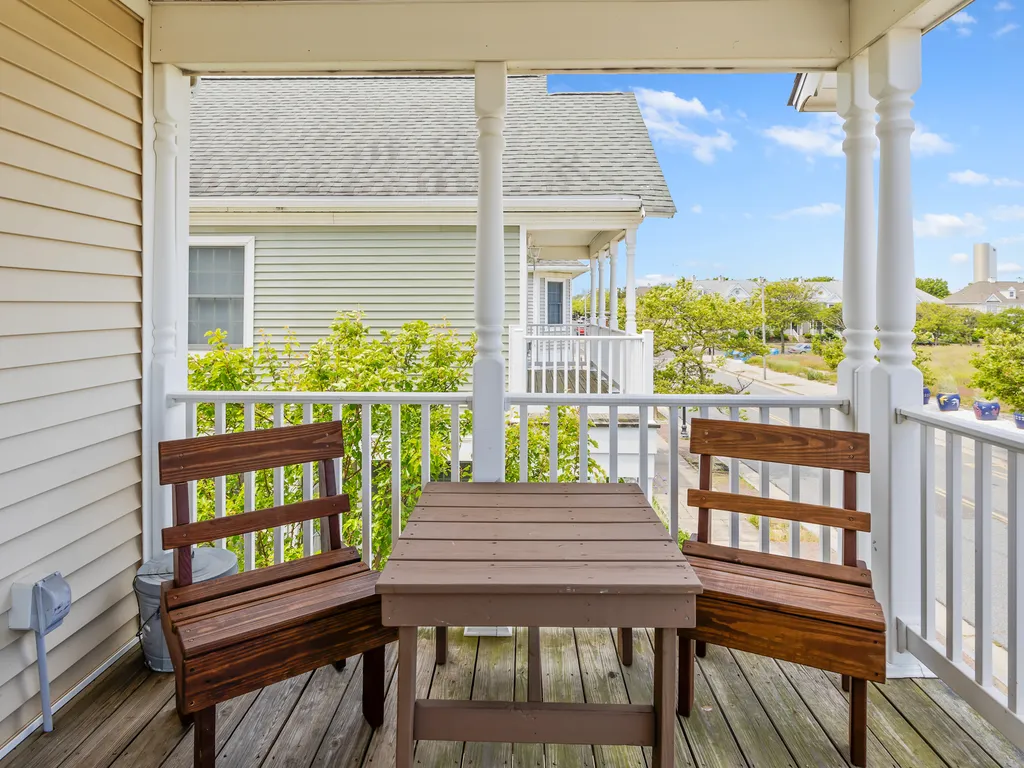 ❤️Experience unforgettable views both day and night from the 2nd floor DECK! The deck is Large with stunning views any time of day or night! Wind down with a glass of wine and enjoy the great Ocean, Water, and City views at The Lucky Beach House! WOW!