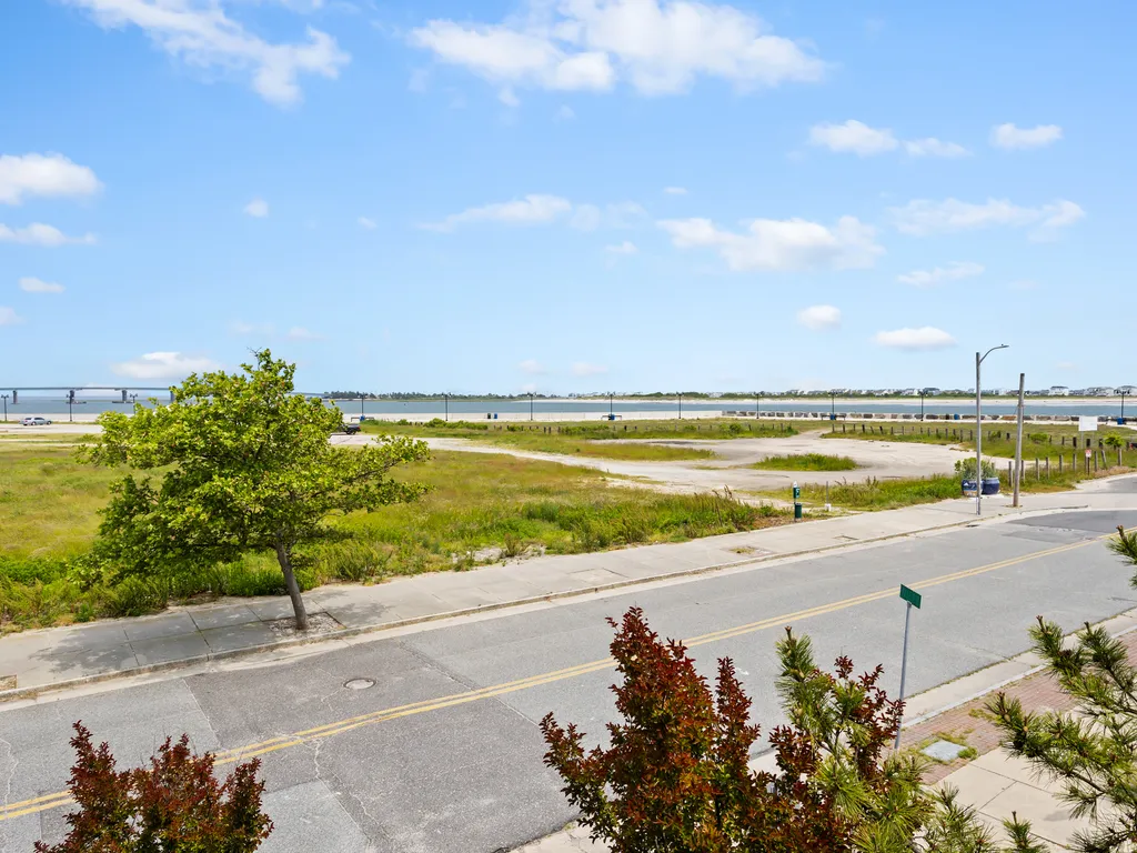 ❤️Experience unforgettable views both day and night from the 2nd floor DECK! The deck is Large with stunning views any time of day or night! Wind down with a glass of wine and enjoy the great Ocean, Water, and City views at The Lucky Beach House! WOW!