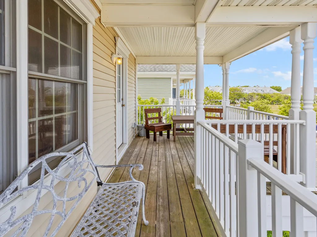 ❤️Experience unforgettable views both day and night from the 2nd floor DECK! The deck is Large with stunning views any time of day or night! Wind down with a glass of wine and enjoy the great Ocean, Water, and City views at The Lucky Beach House! WOW!