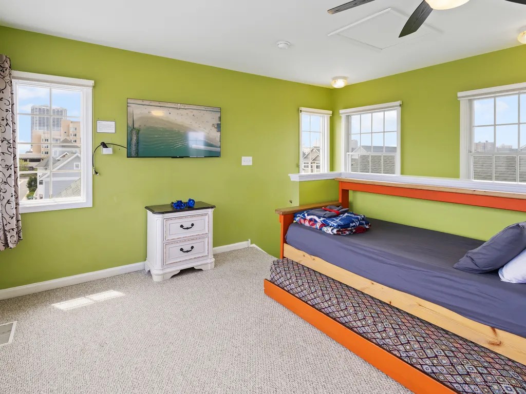 ❤️You will feel like royalty in your THIRD FLOOR loft! Not too many homes have three stories but the Lucky Beach House does!! The bird eye views from this location of the ocean and inlet are incredible, you will not forget it!