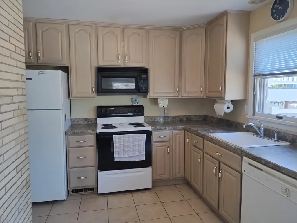 Full eat in kitchen 