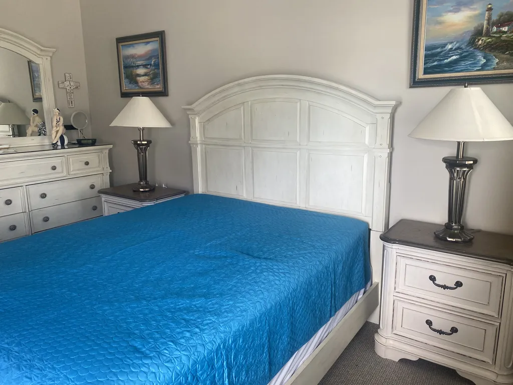 Master Bedroom - Queen