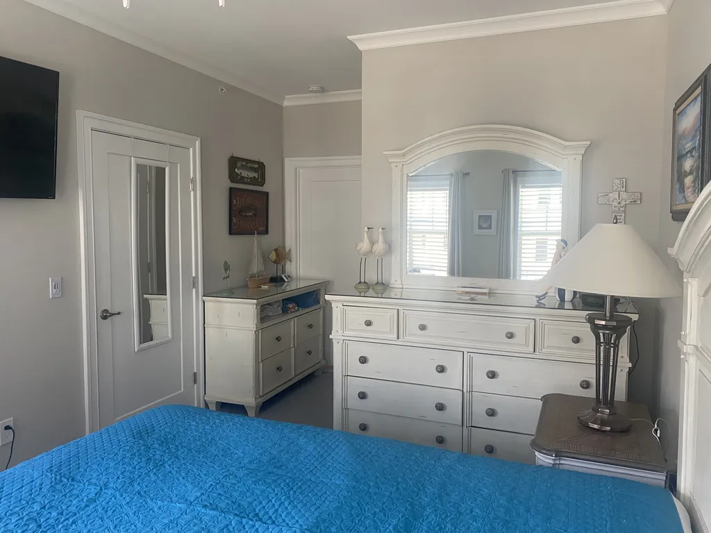 Master Bedroom - Queen
