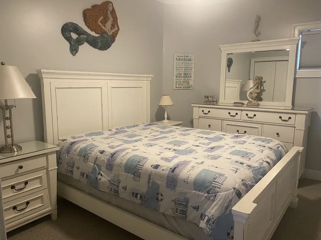 Bedroom 2 - Queen Bed