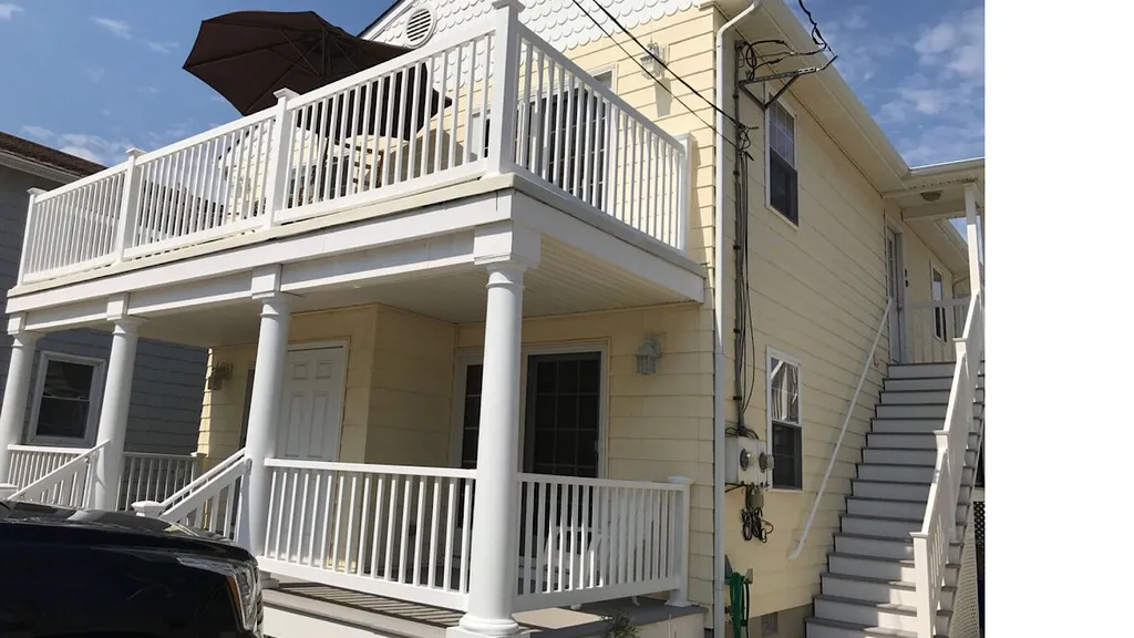 Side entrance to 2nd floor