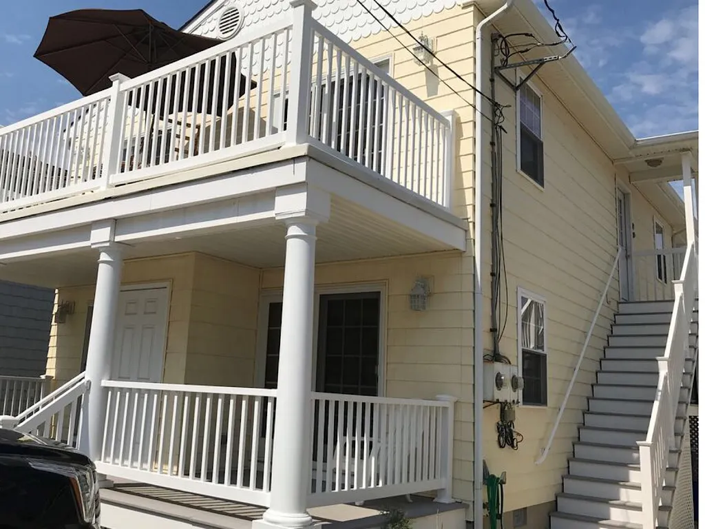 Side entrance to 2nd floor