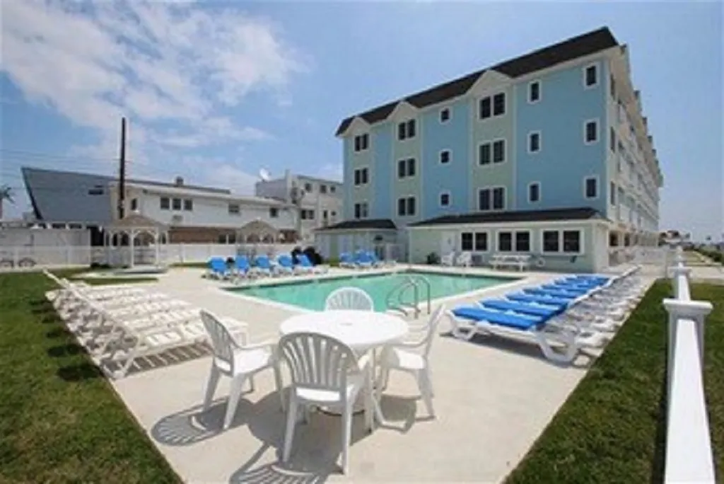 The BEST OUTDOOR POOL&amp;lt; JACUZZI&amp;lt; GAZEBO&amp;lt;BATHRROM &amp;amp; SHOWERS