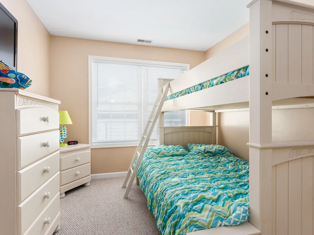 3rd Bedroom twin over full bunks