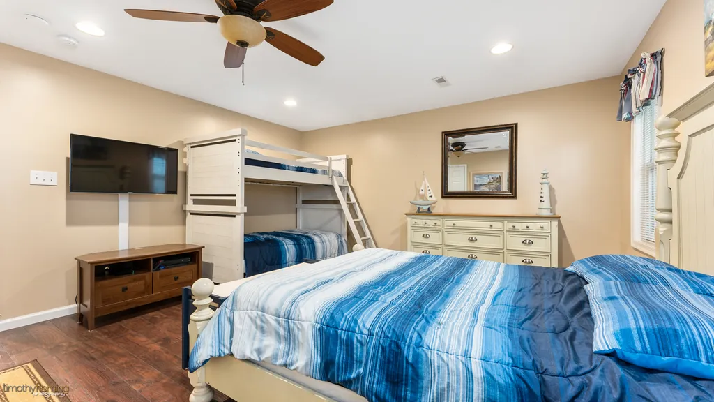 4th Bedroom Queen and twin bunks