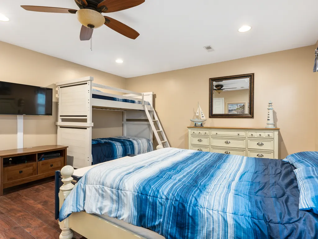 4th Bedroom Queen and twin bunks