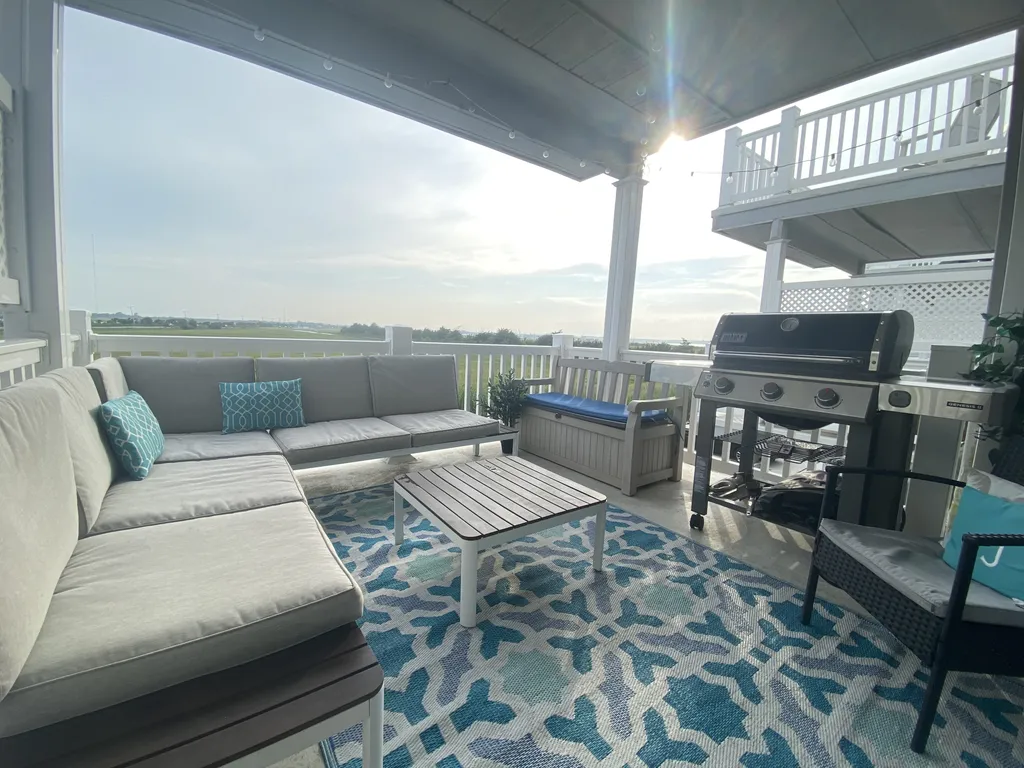 2nd fl deck off living room