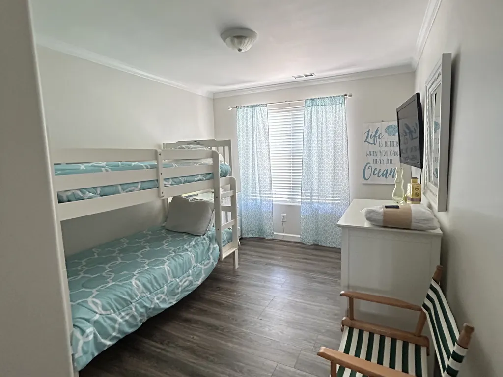 Twin bunk bed