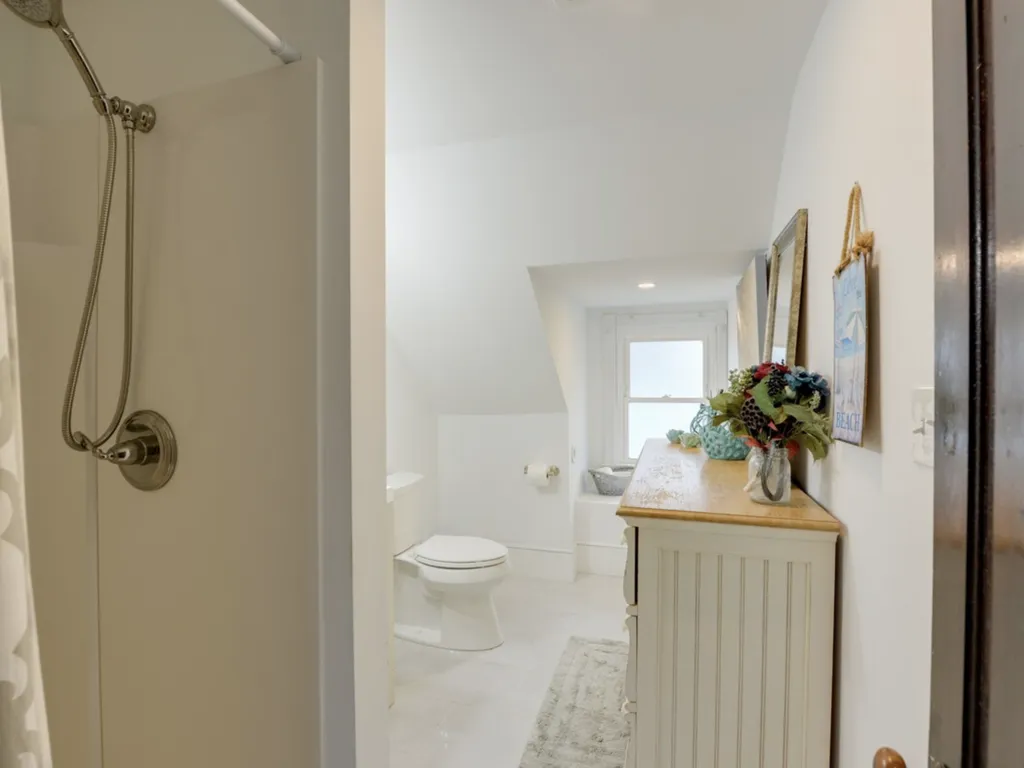 top floor hall bath 