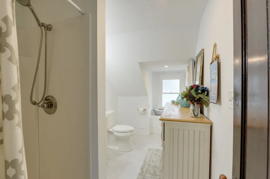 top floor hall bath 