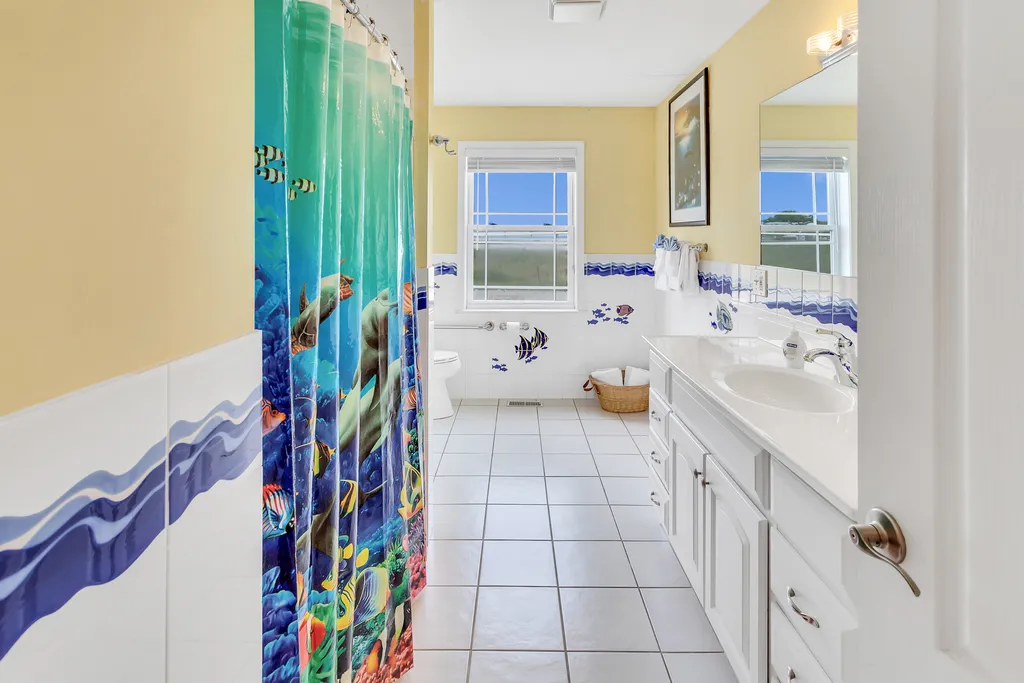 ❤️ Enjoy the HUGE Full Bathroom on the first floor. Fun Beach decorations! 