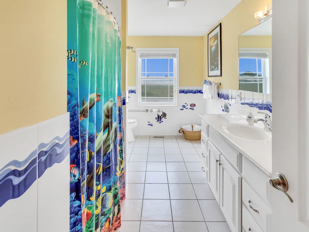 ❤️ Enjoy the HUGE Full Bathroom on the first floor. Fun Beach decorations! 