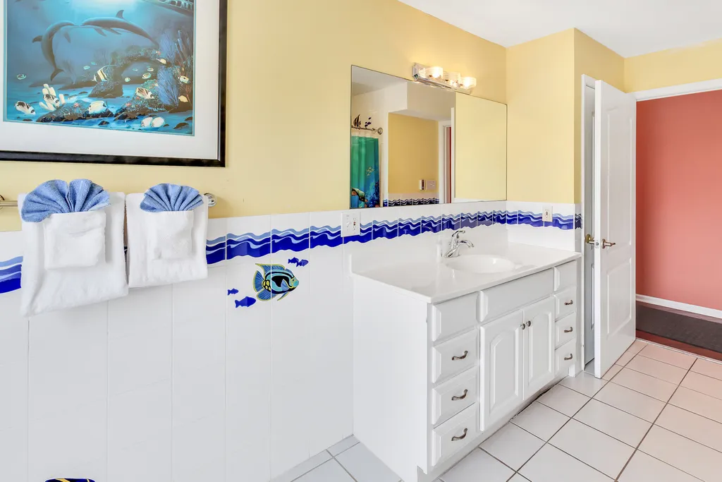 ❤️ Enjoy the HUGE Full Bathroom on the first floor. Fun Beach decorations! 