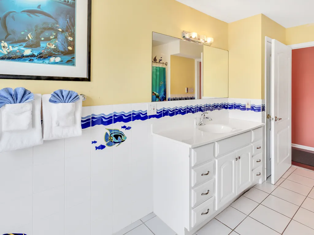 ❤️ Enjoy the HUGE Full Bathroom on the first floor. Fun Beach decorations! 