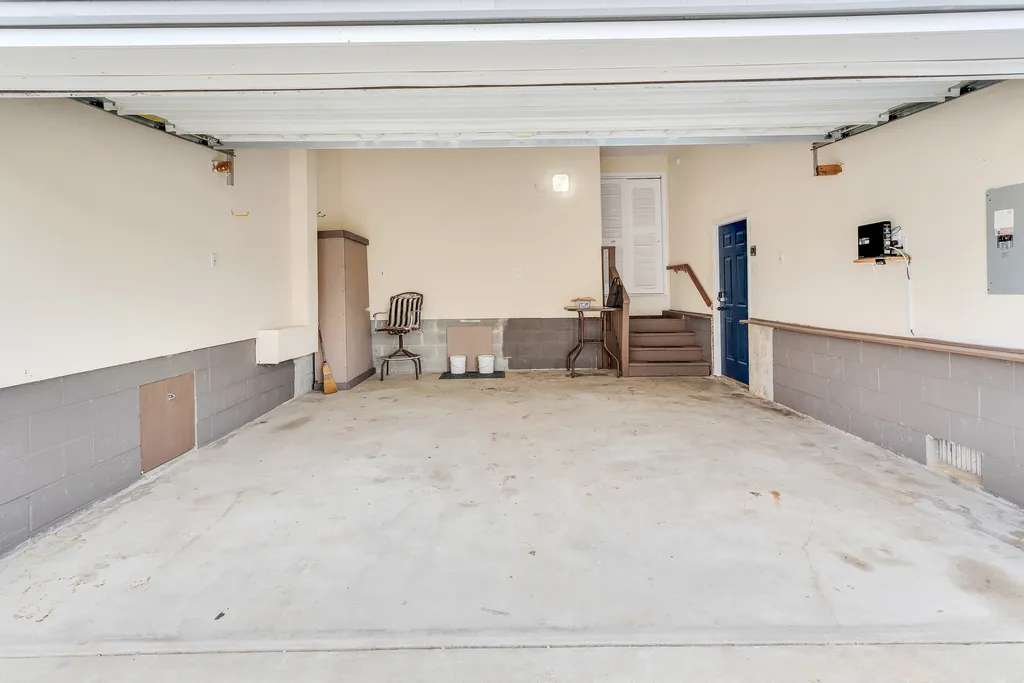 ❤️ Very large private garage for your vehicles and beach gear storage!