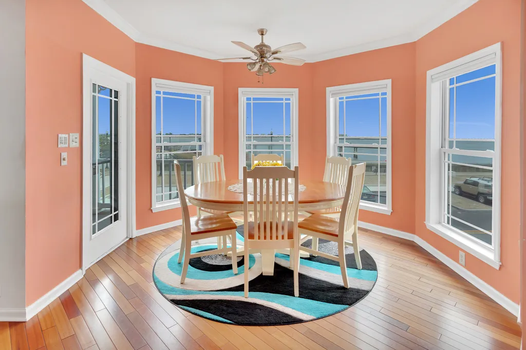 ❤️ Enjoy the beautiful dining area with great panoramic beach views!
