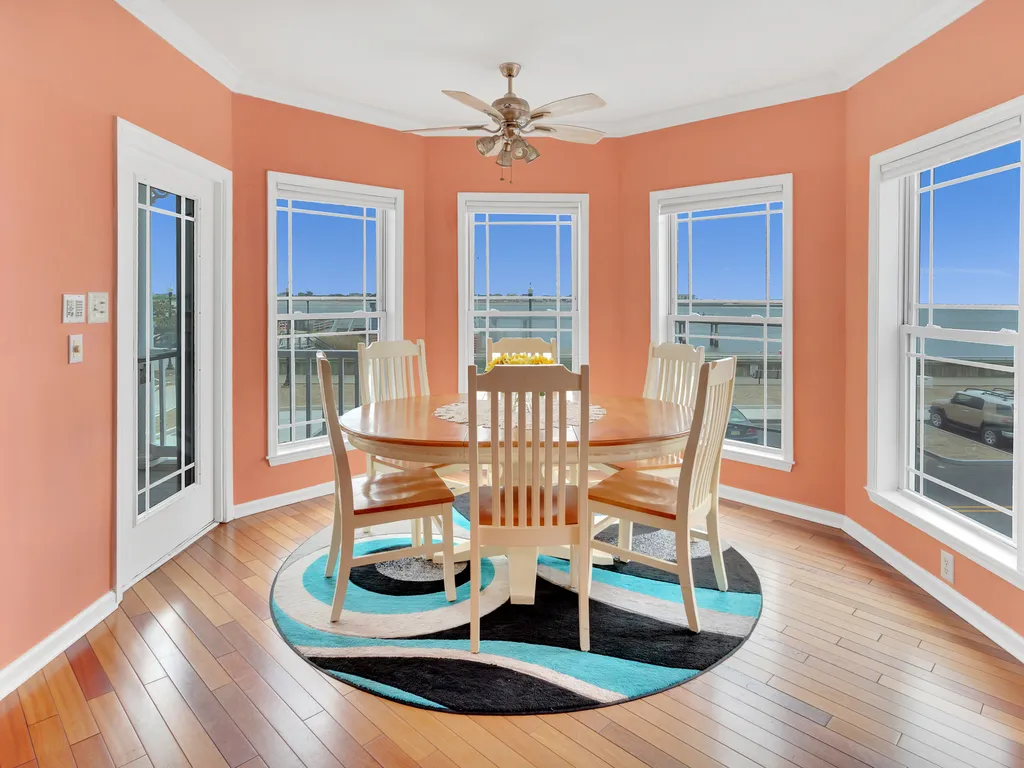 ❤️ Enjoy the beautiful dining area with great panoramic beach views!
